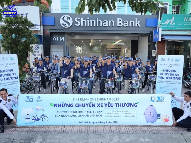 Đồng phục áo Polo tại Shinhan Bank đồng hành trong nhiều hoạt động.