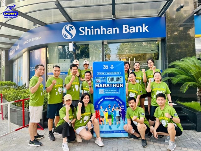 Đồng phục áo thun team building tại Shinhan Bank đa năng, linh hoạt.