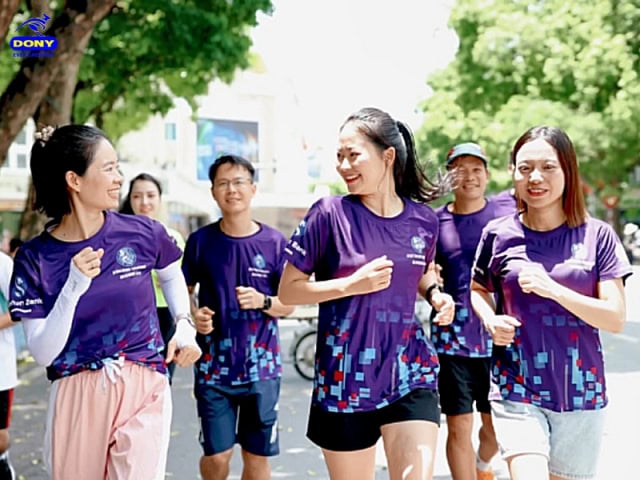 Đồng phục áo thun team building tại Shinhan Bank thấm hút mồ hôi tốt.