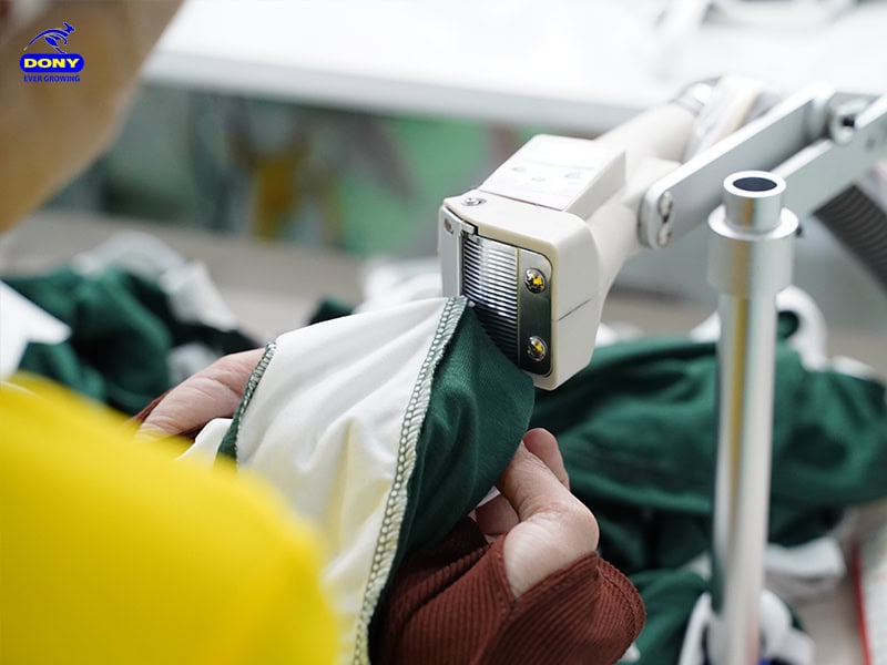 Đồng phục có đường may chắc chắn, tỉ mỉ.