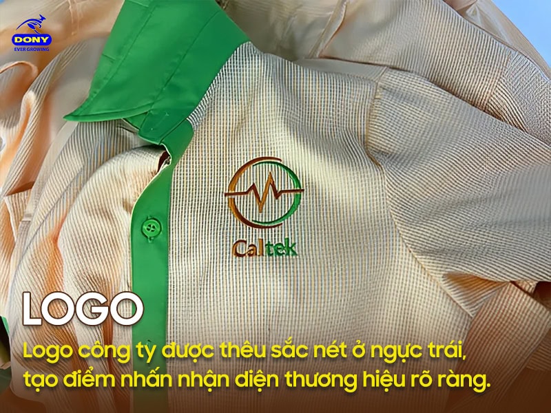 Logo sóng điện tâm đồ thêu nổi bật ngực trái.