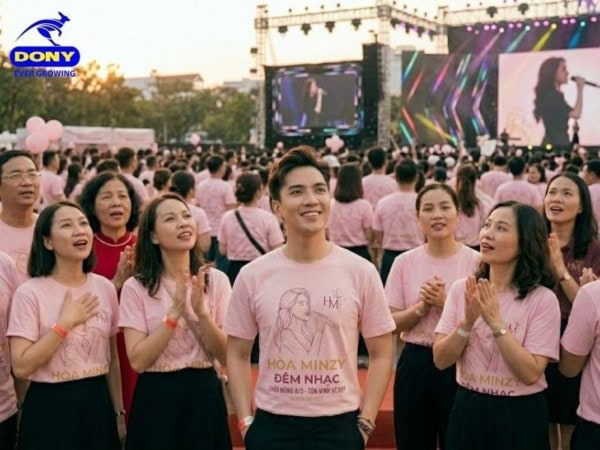 Thiết kế áo thun nổi bật với hình line-art chân dung ca sĩ in trước ngực