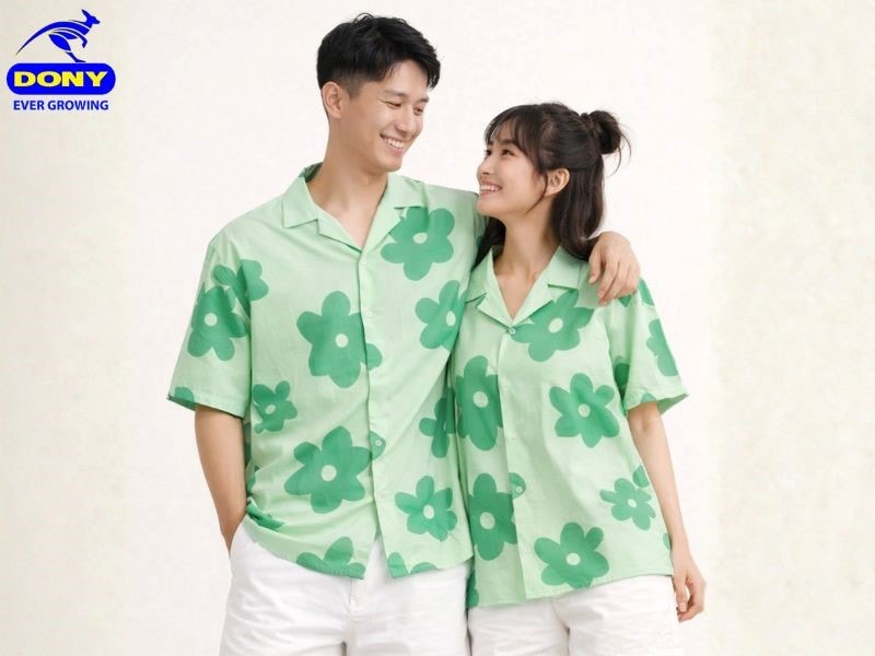 Tông màu sáng giúp tập thể trông năng động và nổi bật trong không gian ngoài trời.