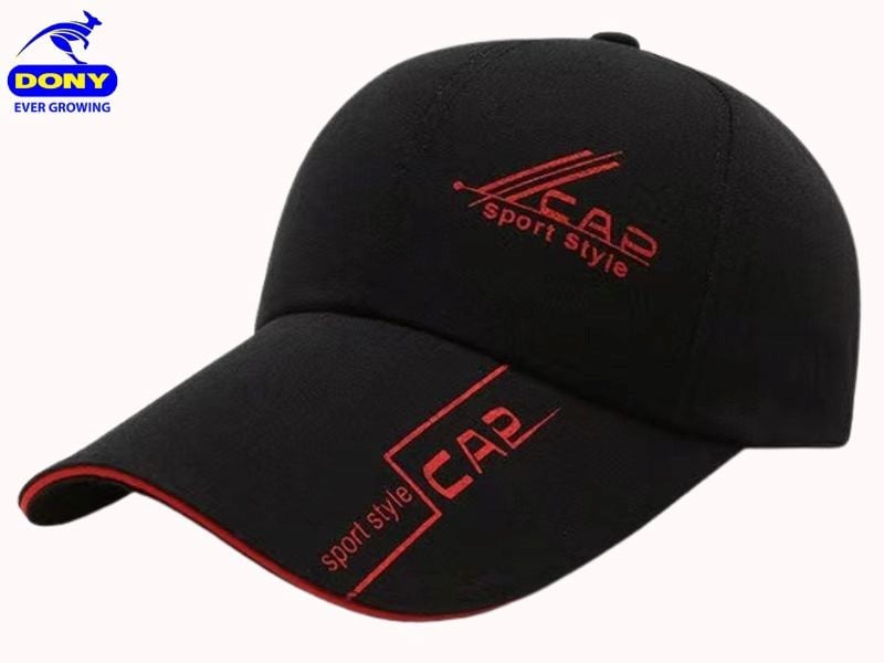 Phom mũ lưỡi trai cổ điển với phần vành cong giúp che nắng hiệu quả.