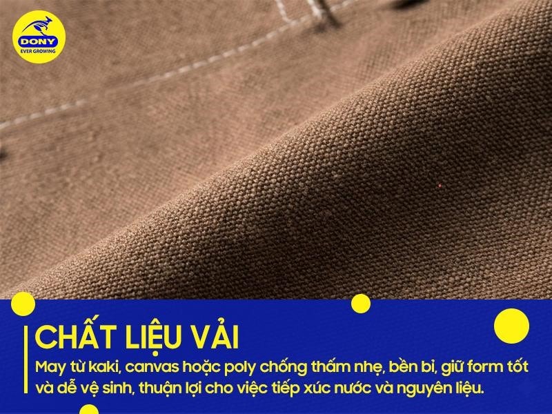 Tạp dề được may từ các chất liệu bền bỉ như kaki, canvas hoặc poly chống thấm nhẹ