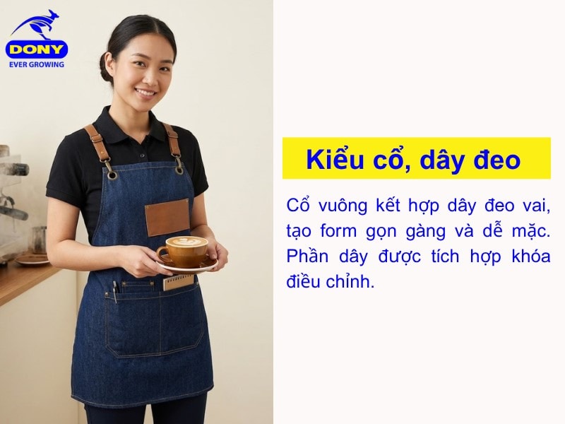 Tạp dề sử dụng thiết kế cổ vuông kết hợp dây đeo vai, tạo form gọn gàng và dễ mặc