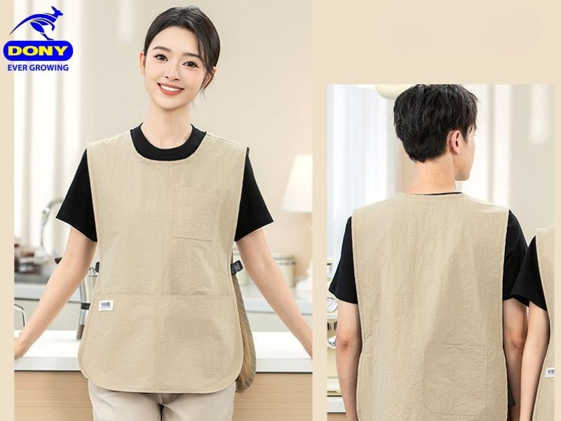 Sự kết hợp giữa áo thun đen và tạp dề màu be sáng tạo nên tổng thể thanh lịch