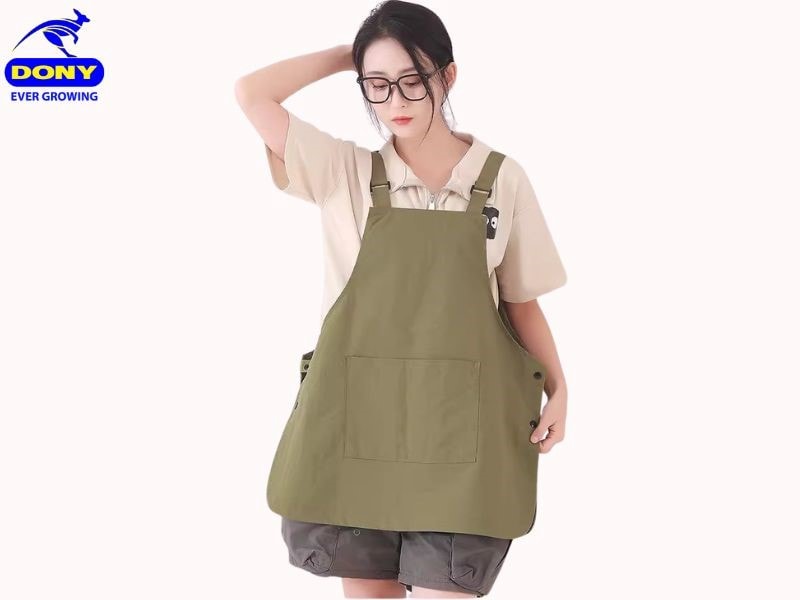Áo thun màu be sáng, kết hợp tạp dề màu rêu tự nhiên