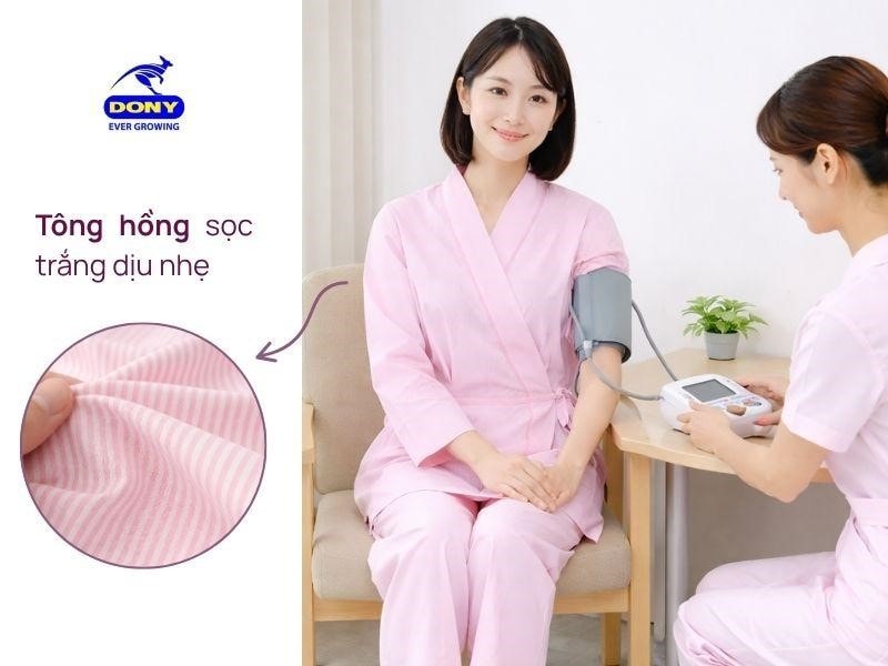 Tông màu hồng nhạt phối cùng các sọc trắng li ti tạo nên cảm giác dễ chịu và giảm bớt sự căng thẳng