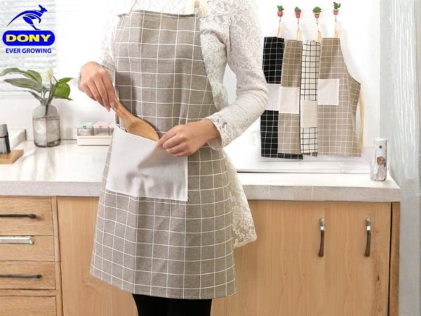Thiết kế form yếm phủ trước cơ thể, giúp bảo vệ trang phục khỏi bột, nước hoặc vết bẩn trong quá trình chế biến