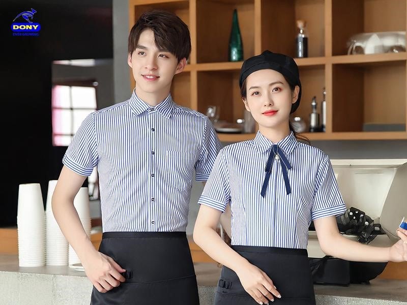 Tông màu trắng phối sọc xanh/sọc đen mang đến cảm giác sạch sẽ, sáng sủa