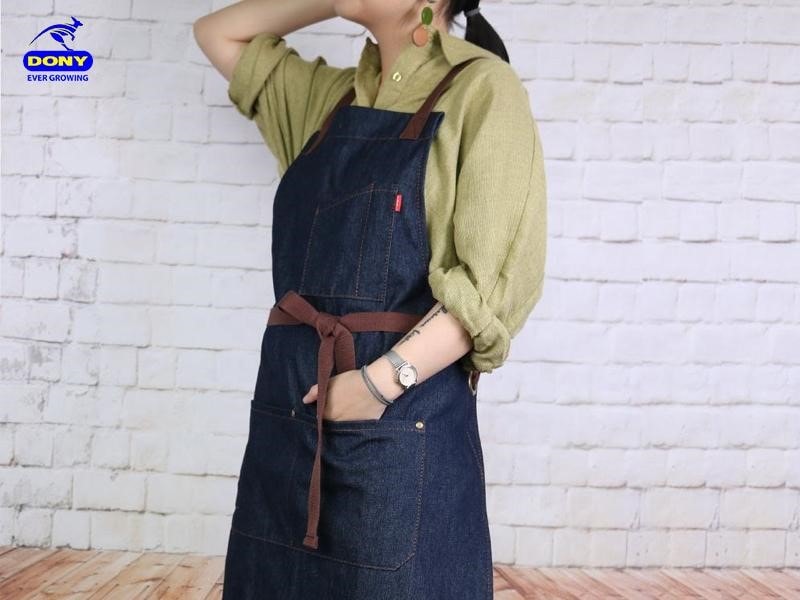 Tông màu denim xanh phối nâu mang lại vẻ ngoài mạnh mẽ, cá tính