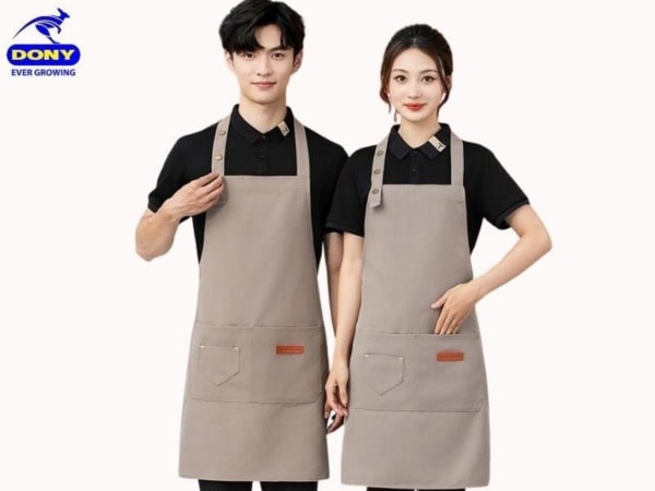 Mẫu tạp dề có thiết kế dáng dài vừa phải, che phủ tốt phần thân trước giúp bảo vệ quần áo bên trong