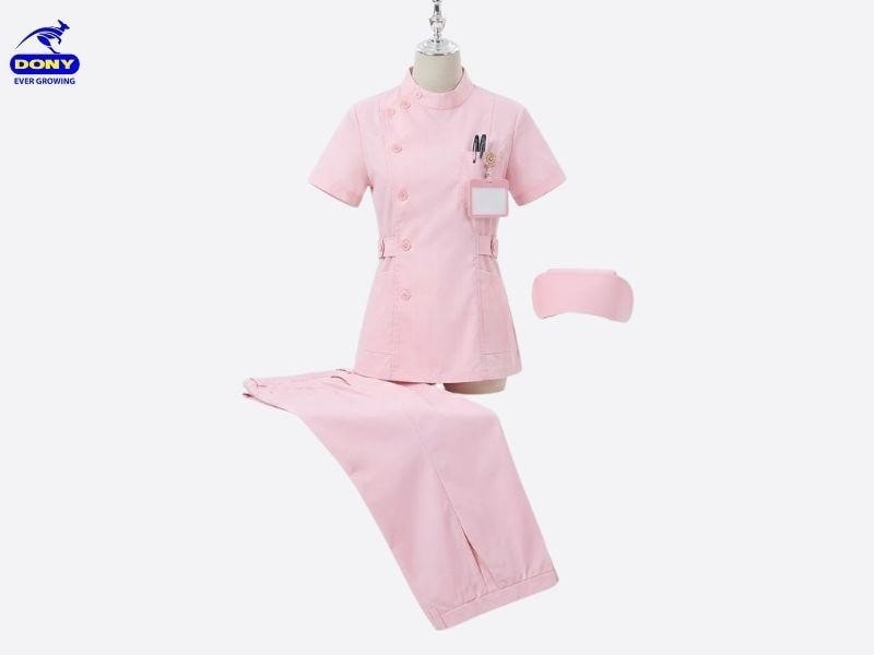 Mẫu đồng phục nổi bật với kiểu dáng áo rời quần dài, tạo sự gọn gàng và chuyên nghiệp