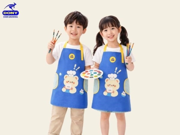 Điểm nhấn nổi bật nhất chính là hình in gấu nhỏ đeo mũ đầu bếp và các họa tiết xinh xắn