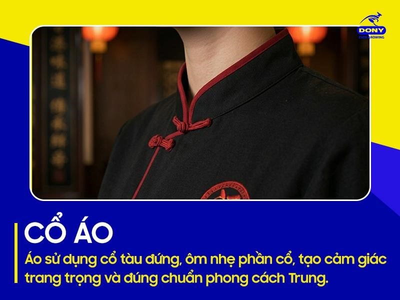 Áo sử dụng cổ tàu đứng, ôm nhẹ phần cổ, tạo cảm giác trang trọng và đúng chuẩn phong cách Trung