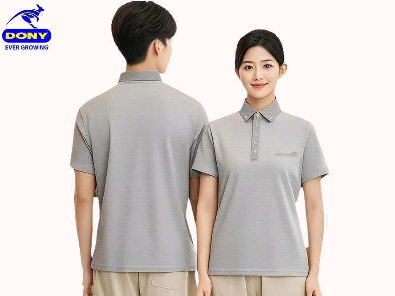 Form áo polo dáng suông nhẹ, ôm vừa cơ thể, mang lại sự gọn gàng mà không gây bó sát