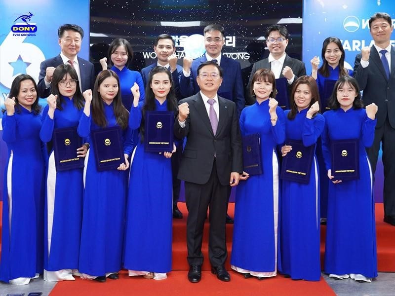 Đồng phục áo dài ngân hàng Woori Bank.