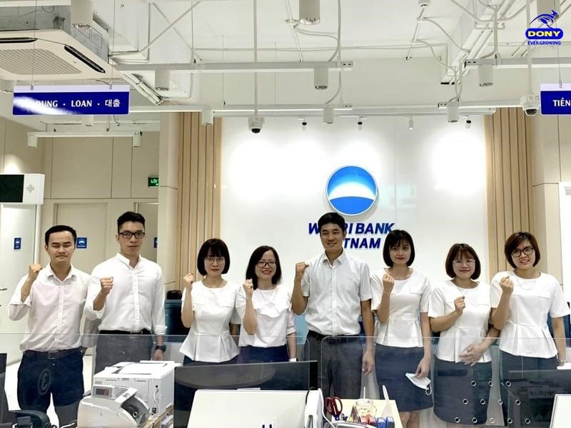 Đồng phục váy liền ngân hàng Woori Bank.