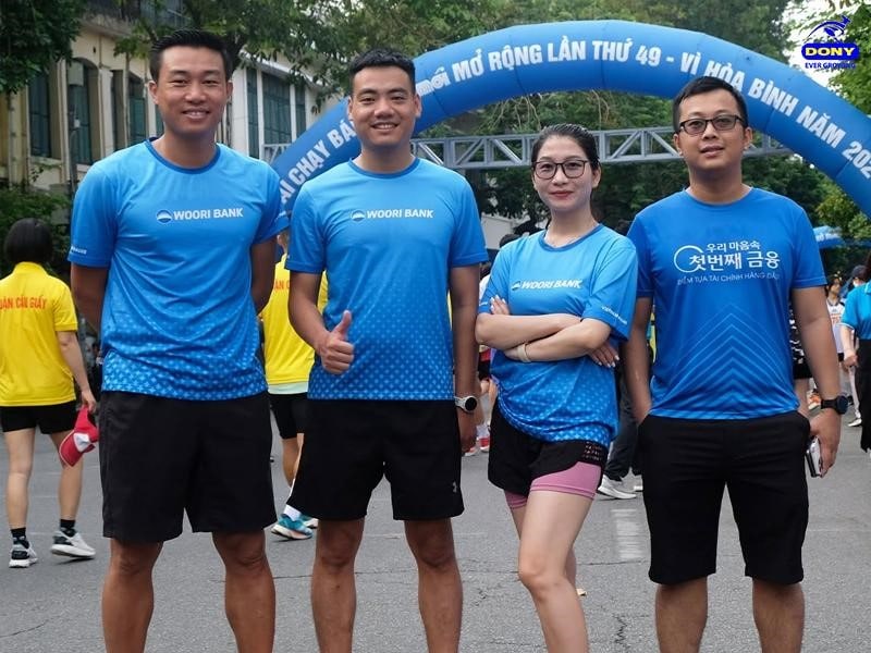 Đồng phục áo teambuilding ngân hàng Woori Bank.