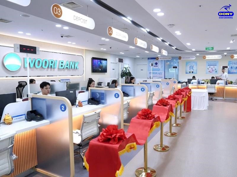 Đồng phục ngân hàng Woori Bank giúp tăng nhận diện thương hiệu.