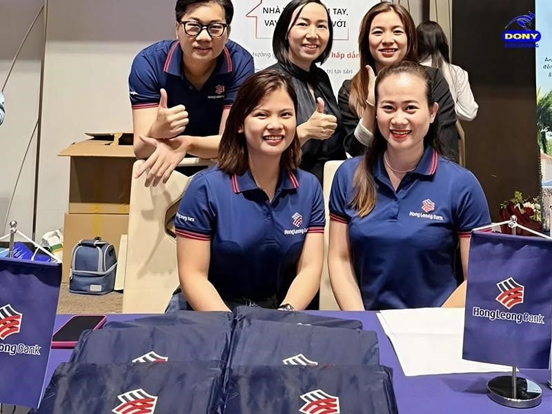 Đồng phục áo polo xanh dương ngân hàng Hong Leong Bank.
