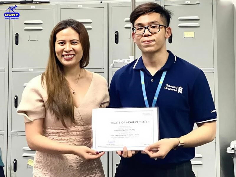 Đồng phục áo polo ngân hàng Standard Chartered.