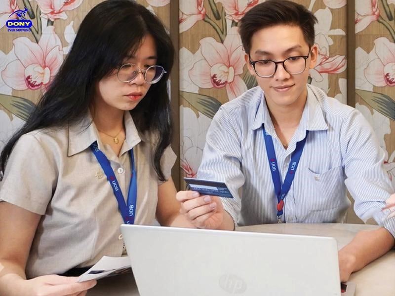 Đồng phục áo sơ mi ngân hàng UOB.