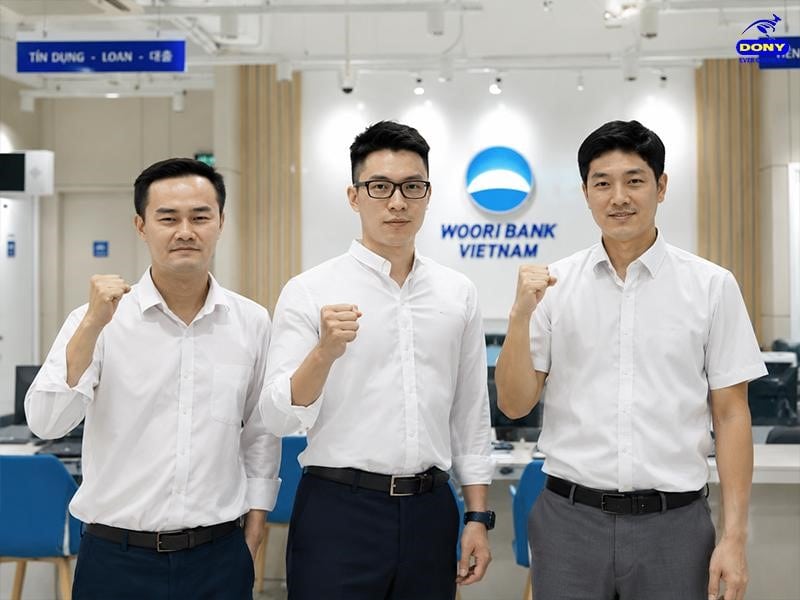 Đồng phục áo sơ mi ngân hàng Woori Bank.