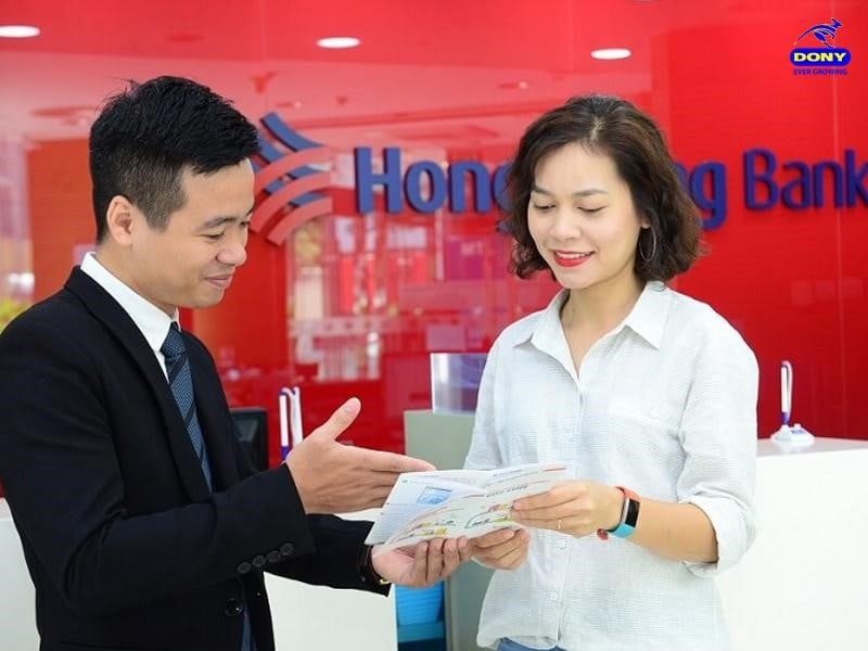 Đồng phục ngân hàng Hong Leong Bank giúp nhân viên tạo cảm giác chuyên nghiệp, uy tín.