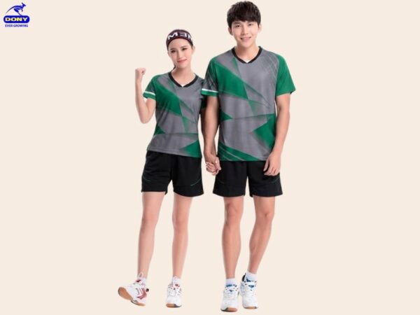 Set đồng phục thể thao áo thun cổ tim xanh lá vây phối xám và quần short