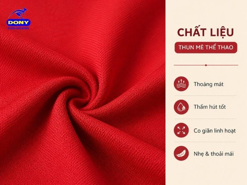 Mẫu đồng phục sử dụng vải thun mè thể thao, bề mặt vải có kết cấu nhỏ giúp tăng khả năng thoáng khí.